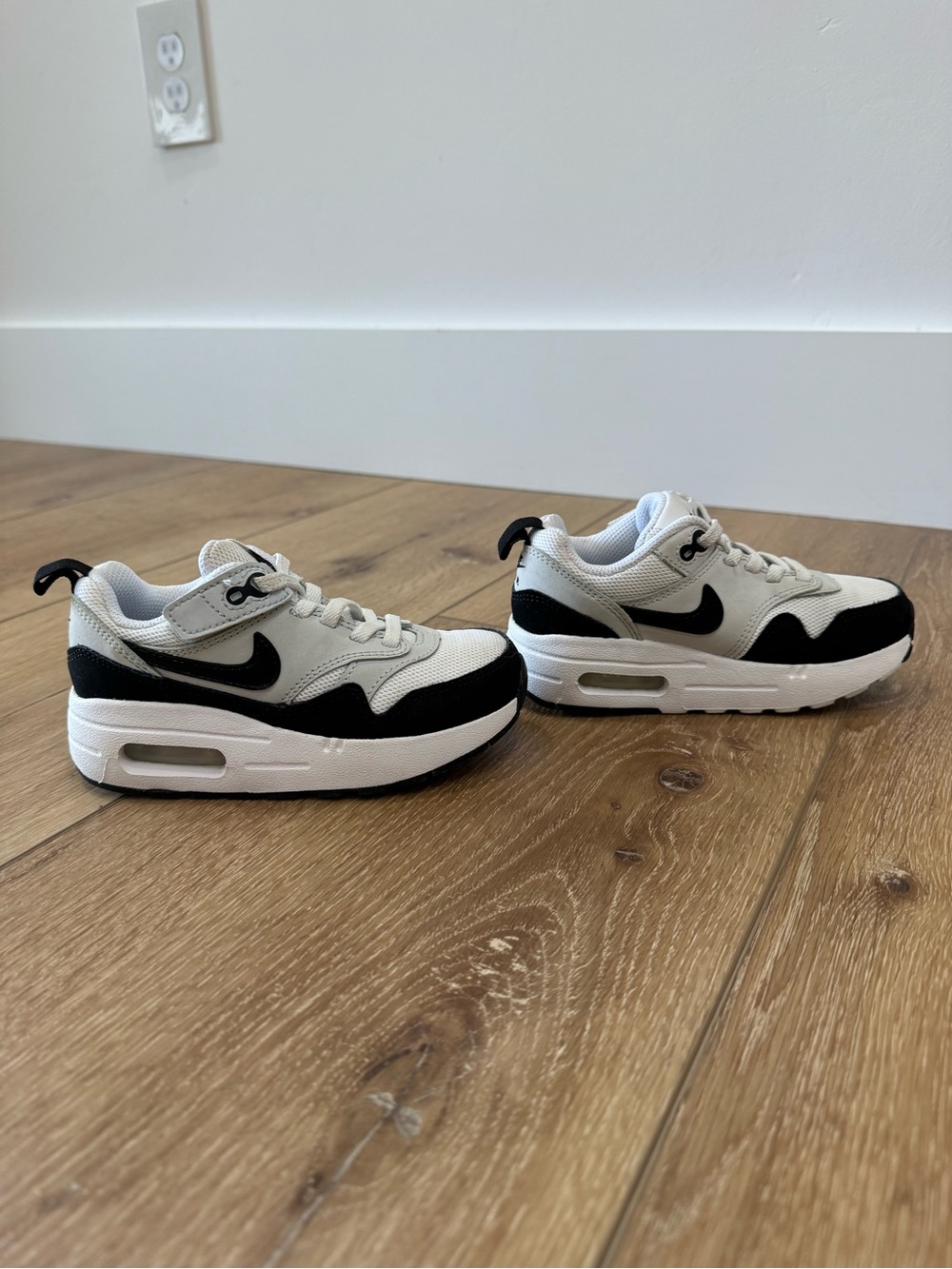 Nike Kids' Air Max Sneakers 9C - Picture 2 of 5